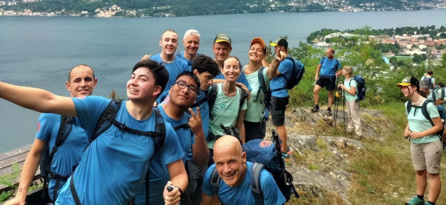 Un gruppo di persone impegnate in un'escursione nel territorio lecchese